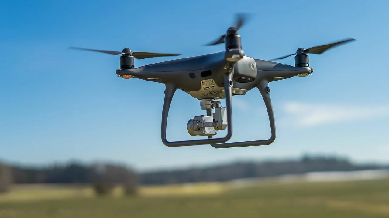 quadcopter drone met camera cc0 via pixabay