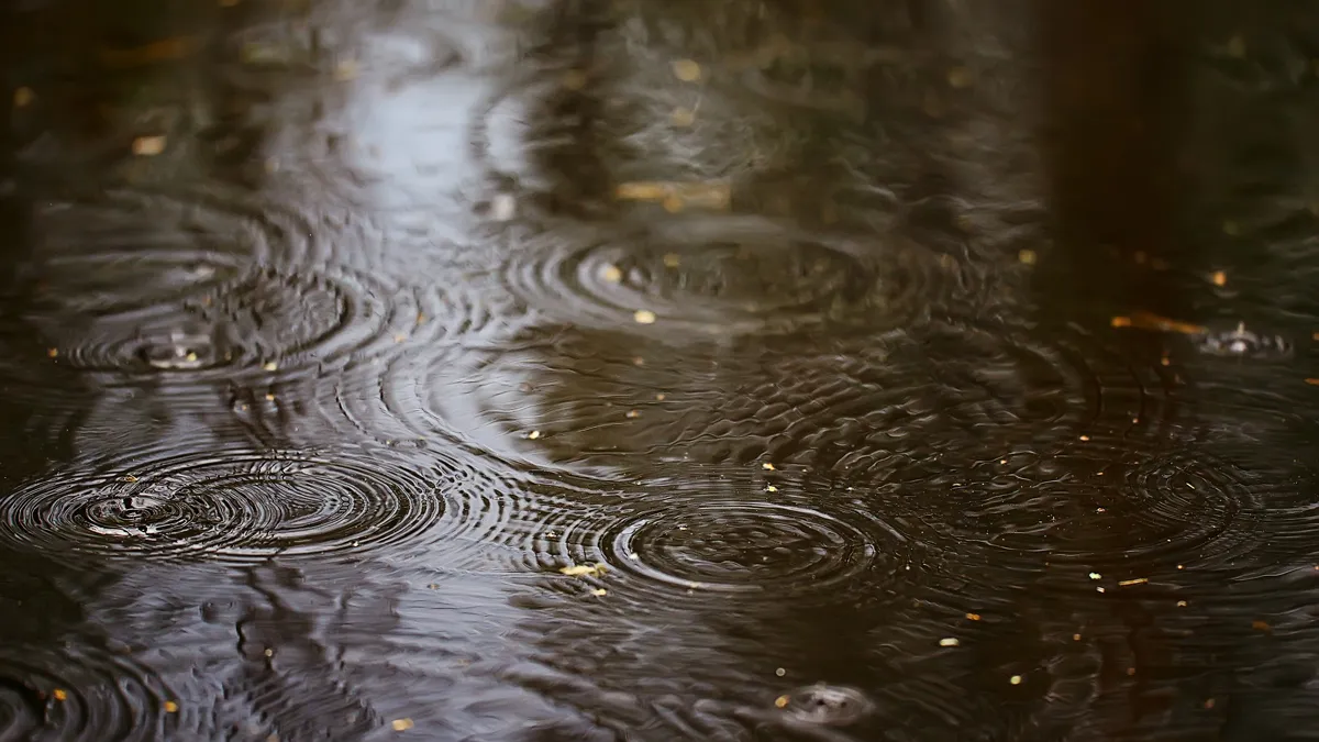 regen plas cirkels aqua abstracte achtergrond textuur herfst water