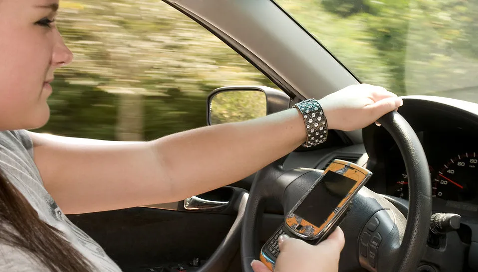 rijden met telefoon in de hand cc0