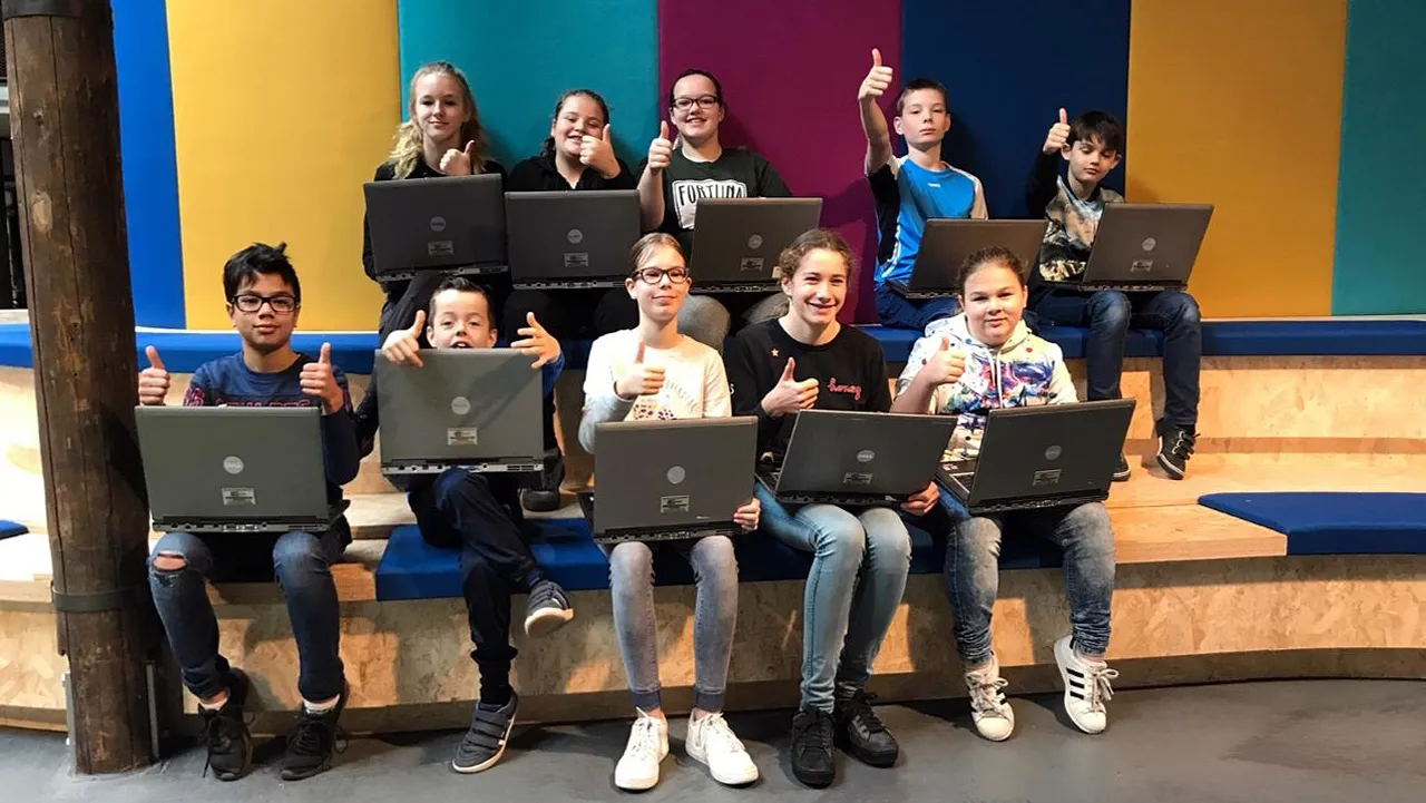 roc leeuwenborgh schenkt laptops aan petje af