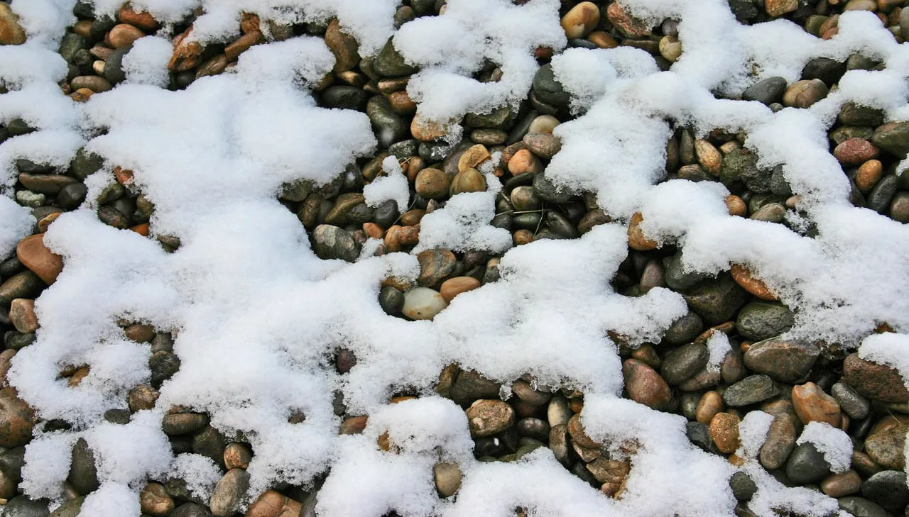 rocks 14064 smeltende sneeuw op grind