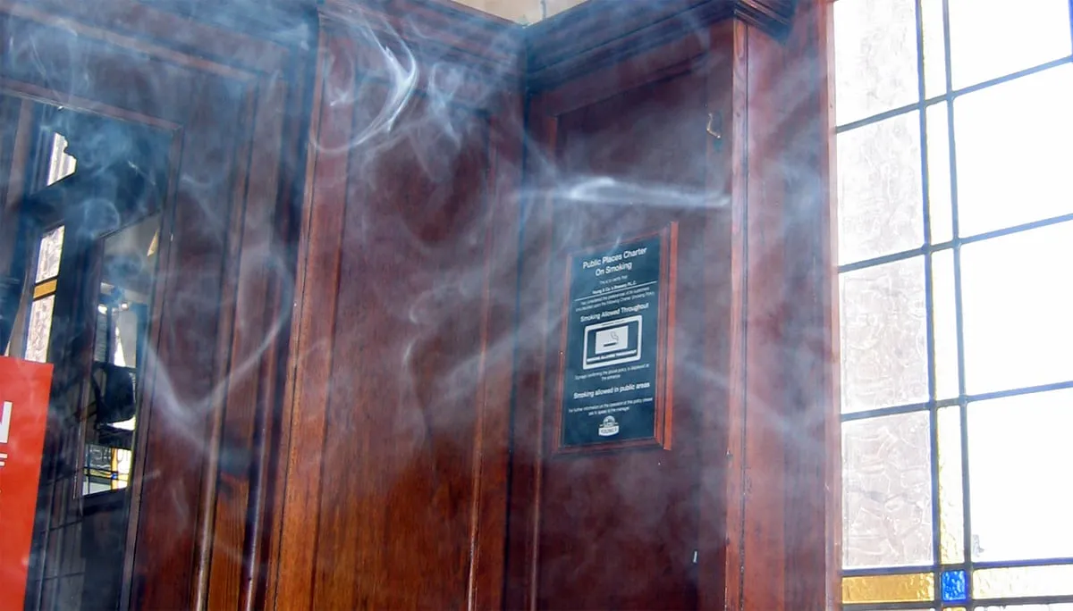 roken in de kroeg robert aleck wwwcynexiacom cc by sa 25