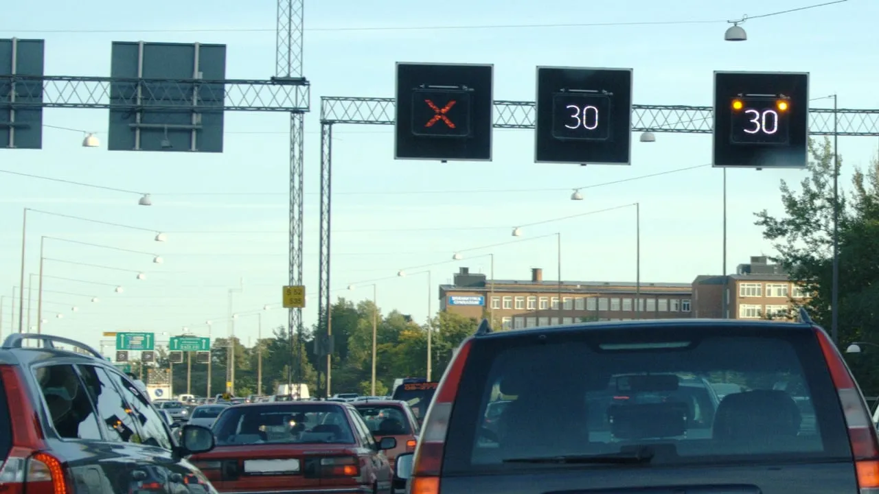 rood kruis boven rijbaan