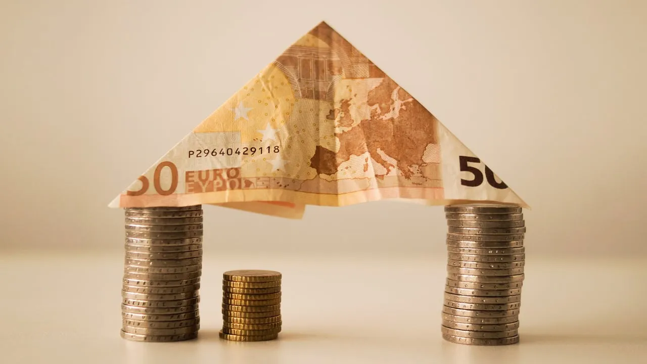 rudy and peter skitterians via pixabay money 1017463 1280