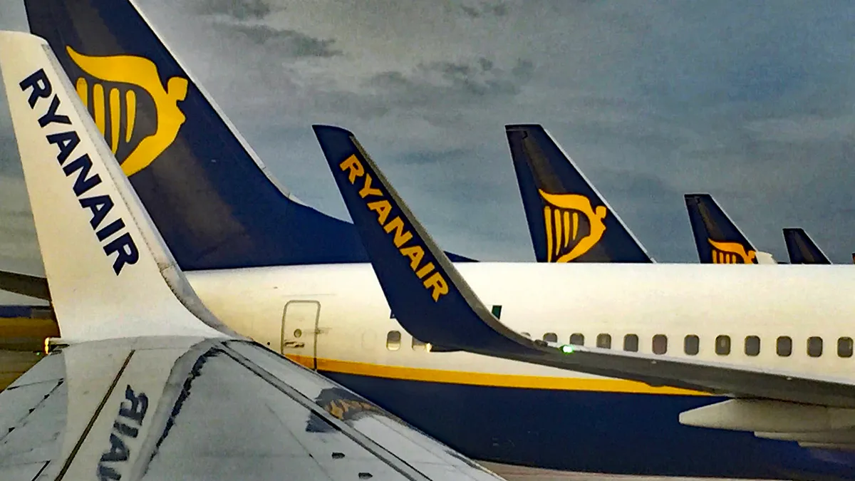ryanair diverse toestellen naast elkaar