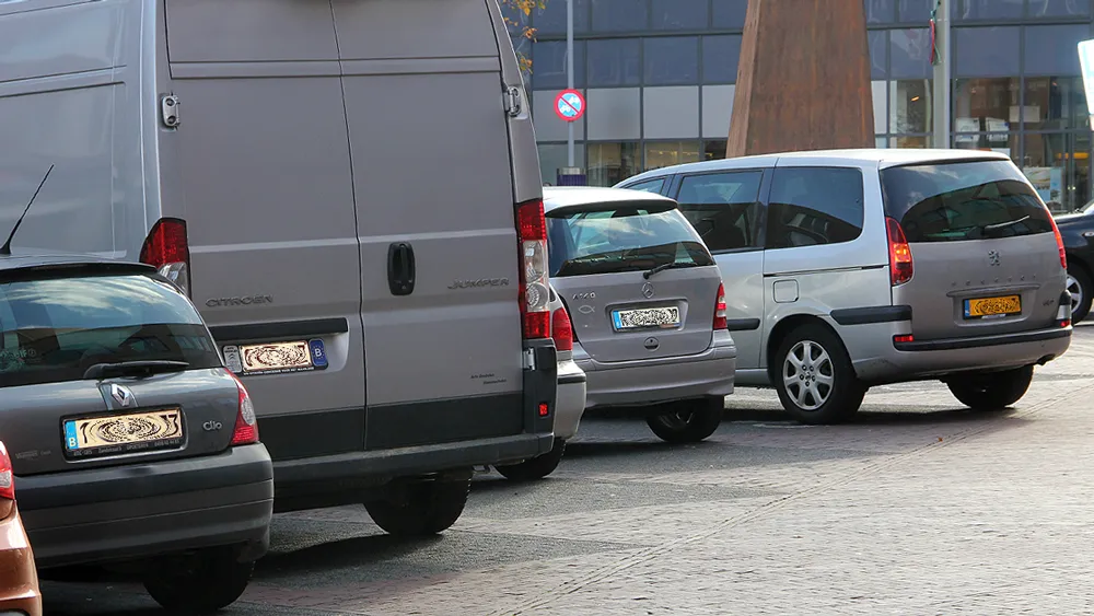 rykayo84flvx6uzqa02yg3u6h buitenlandse kentekens bij station