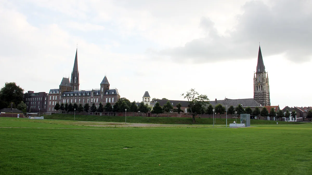 s0b0492z47kqdp4hxh9qdvr3j zicht op schootsvelden en omwalde binnenstad van sittard