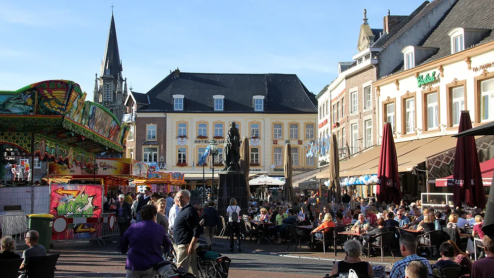 s3i4h82tumfl5y15fzgs6zkbb zomerse kermis op oktoberfeest