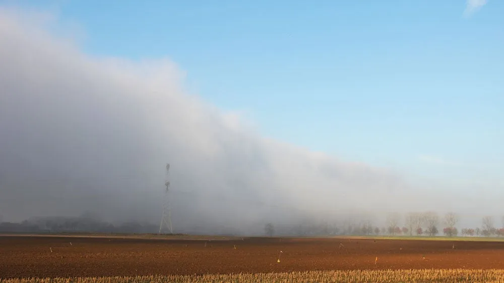 s67x6foznyevbrpqgm0nxfjl7 mist laaghangende wolk illikhoven schipperskerk
