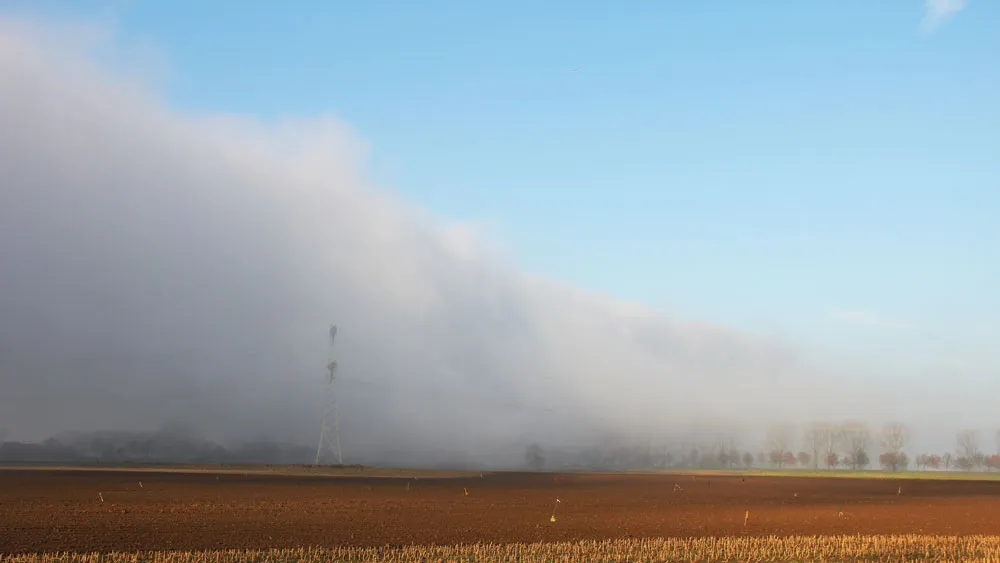 s67x6foznyevbrpqgm0nxfjl7 mist laaghangende wolk illikhoven schipperskerk