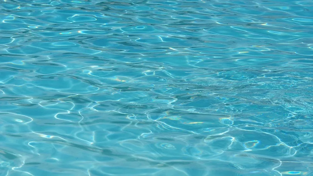 s6cfwg99b3pwgwi600chwi9e4 zwembad water