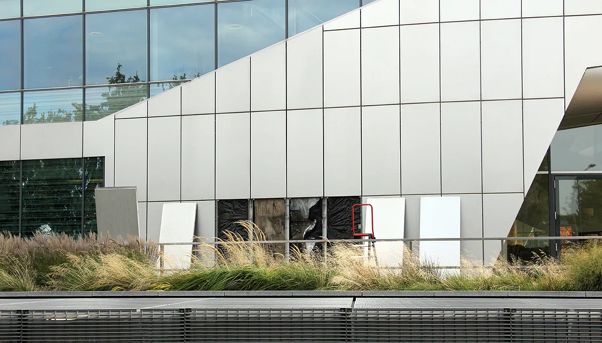 sabic brand achter gevelpanelen