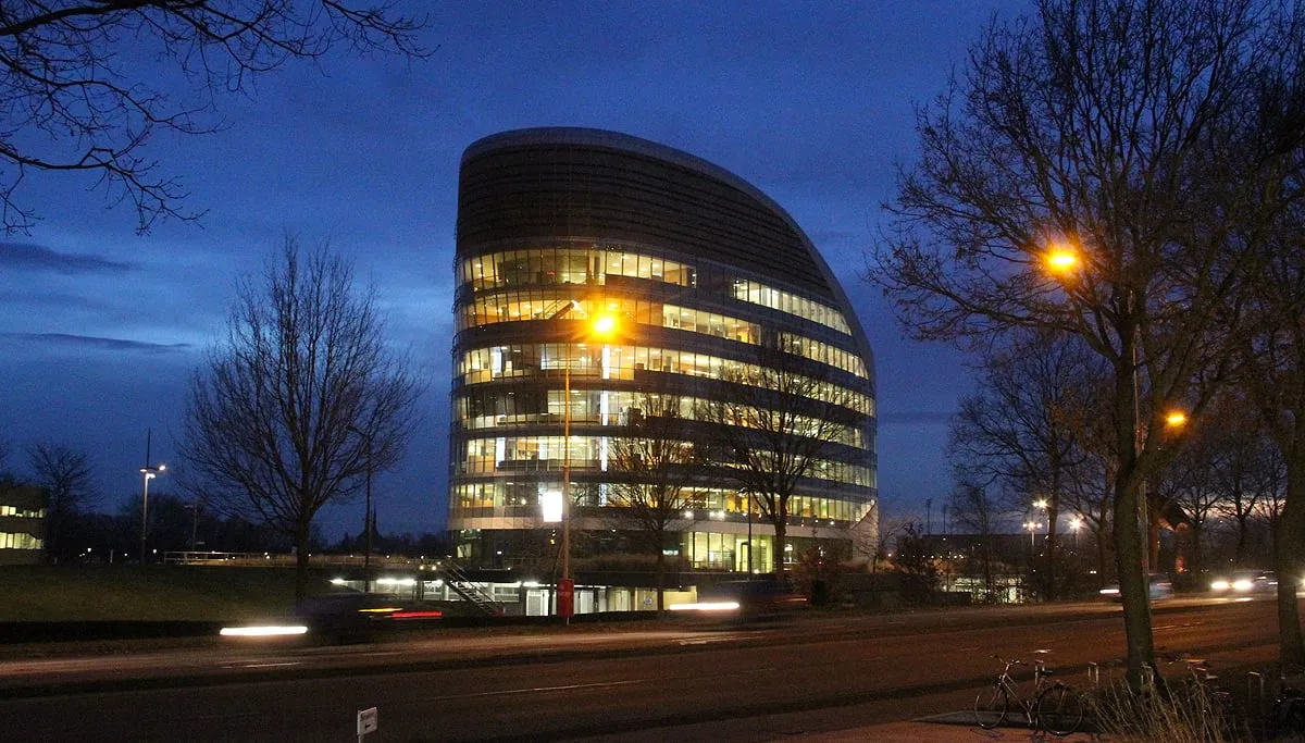 sabic kantoorgebouw in het donker