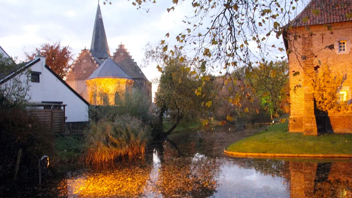 salviuskerkje en kasteelburcht en gracht