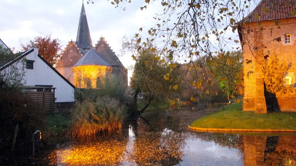 salviuskerkje en kasteelburcht en gracht2