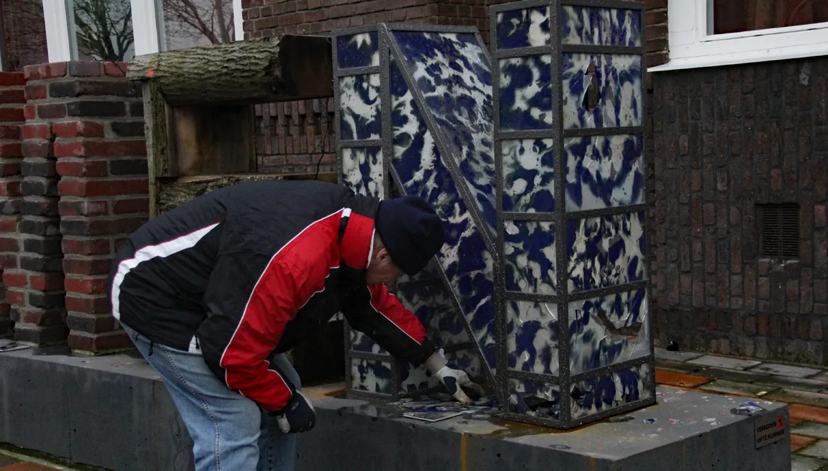 samen n vernield kunstwerk nieuwstadt vuurwerk vandalisme