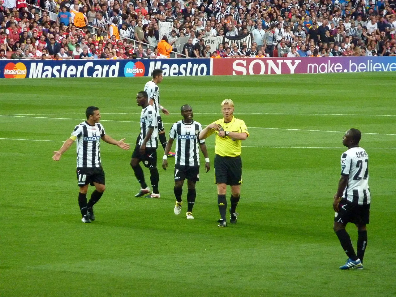 scheidsrechter kevin blom tijdens arsenal udinese