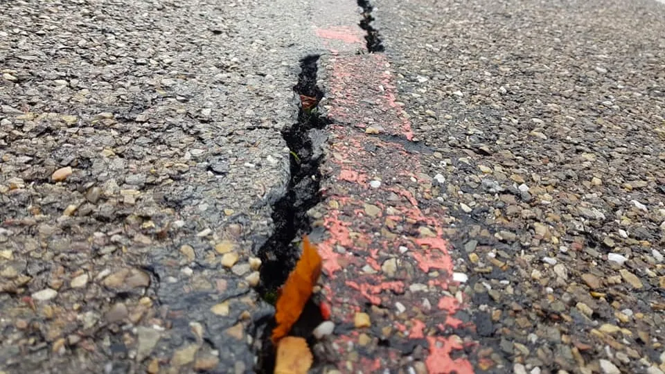 scheuren in asfalt wielerbaan geleen 0