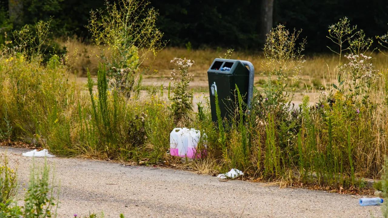 schoonmaakmiddel jerrycans gedumpt bjorn de hoog 0