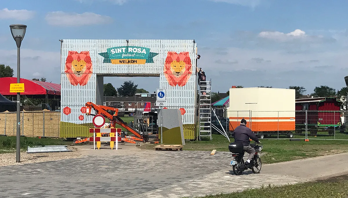 schootsvelden opbouwen voor het festival