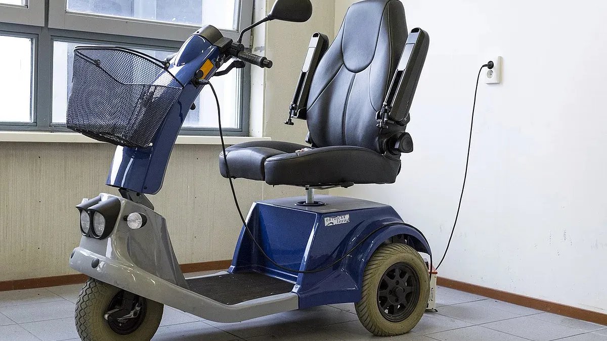 scootmobiel wordt opgeladen