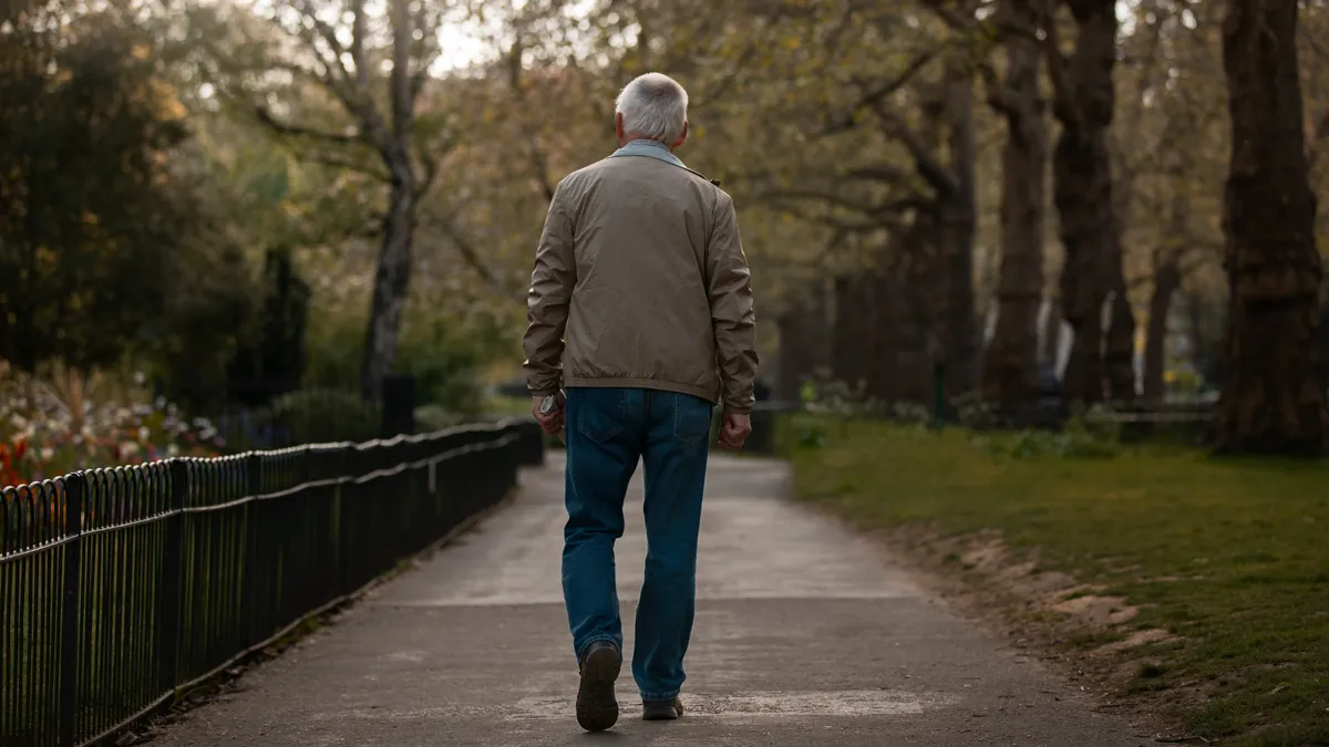 senior oudere man die een wandeling maakt