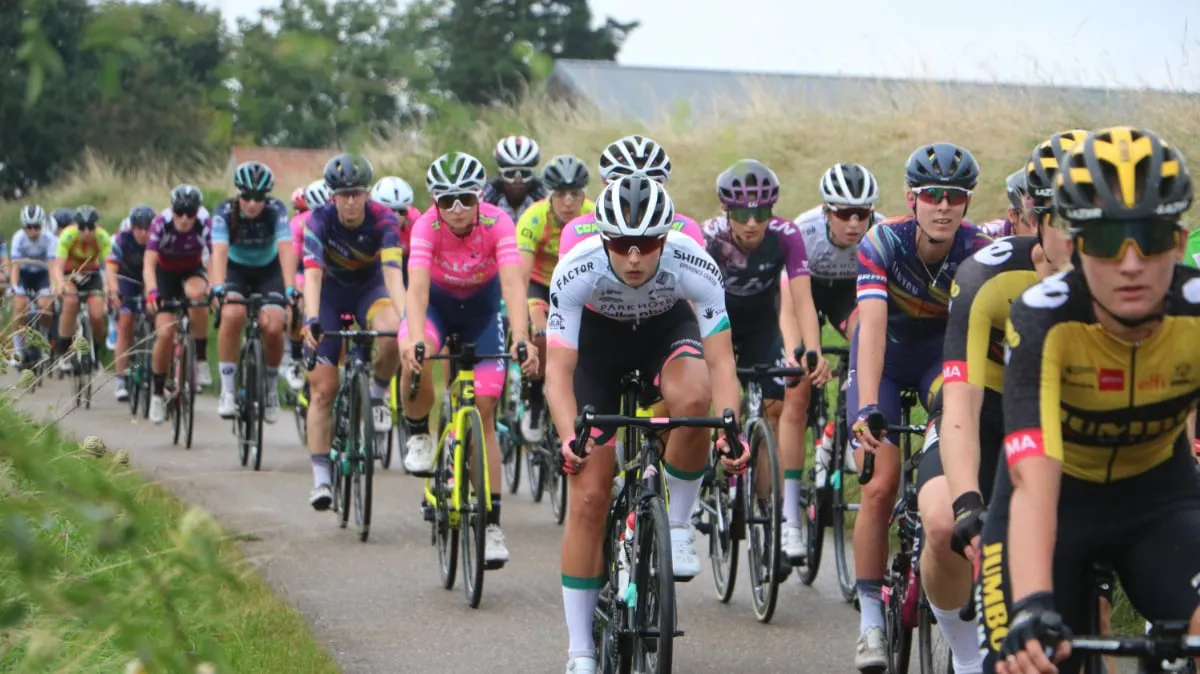 simac ladies tour peloton tussen windraak en watersley