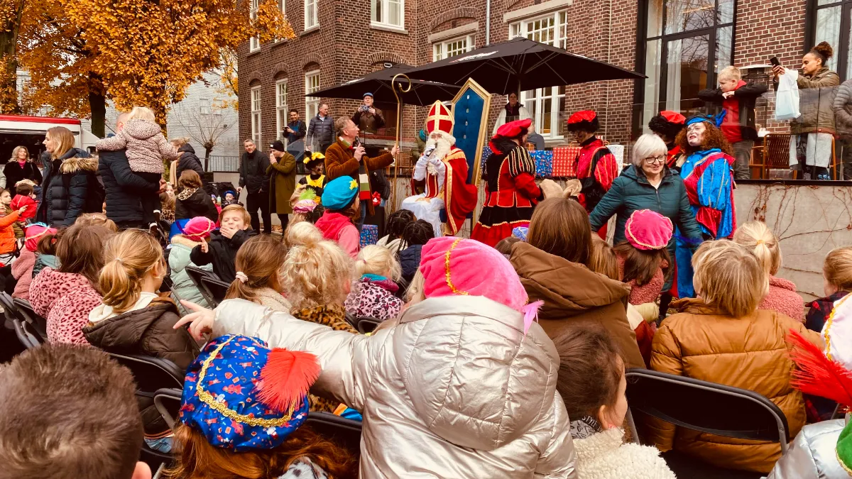 sinterklaas op de troon bij hilton double tree in sittard