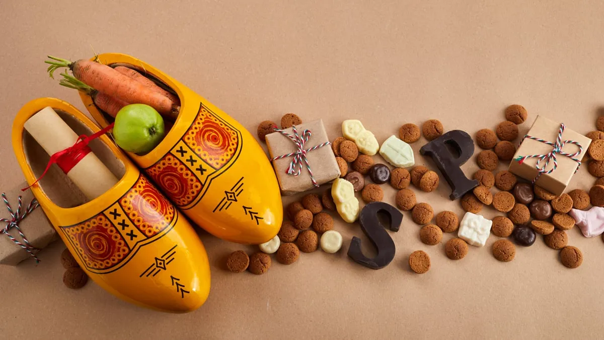 sinterklaasdag met schoenwortel en traditionele zoetigheden op karamelachtergrond