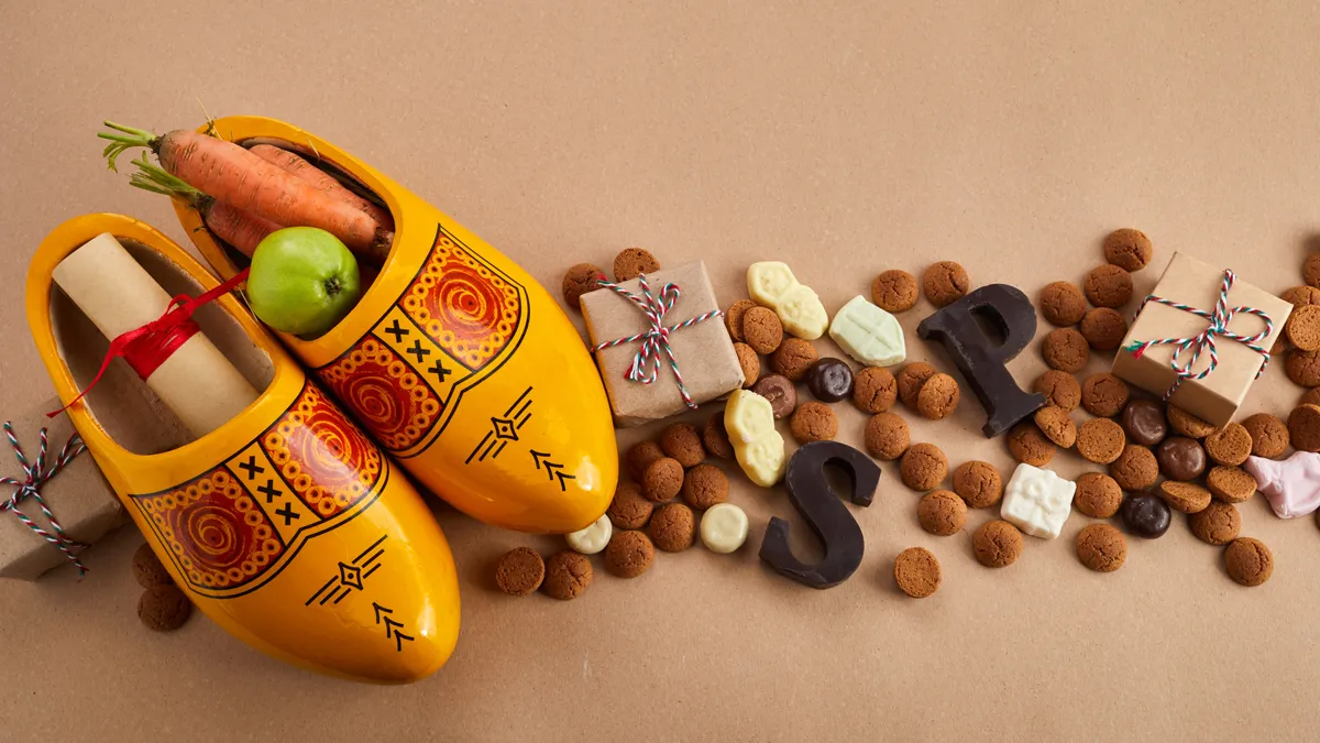 sinterklaasdag met schoenwortel en traditionele zoetigheden op karamelachtergrond