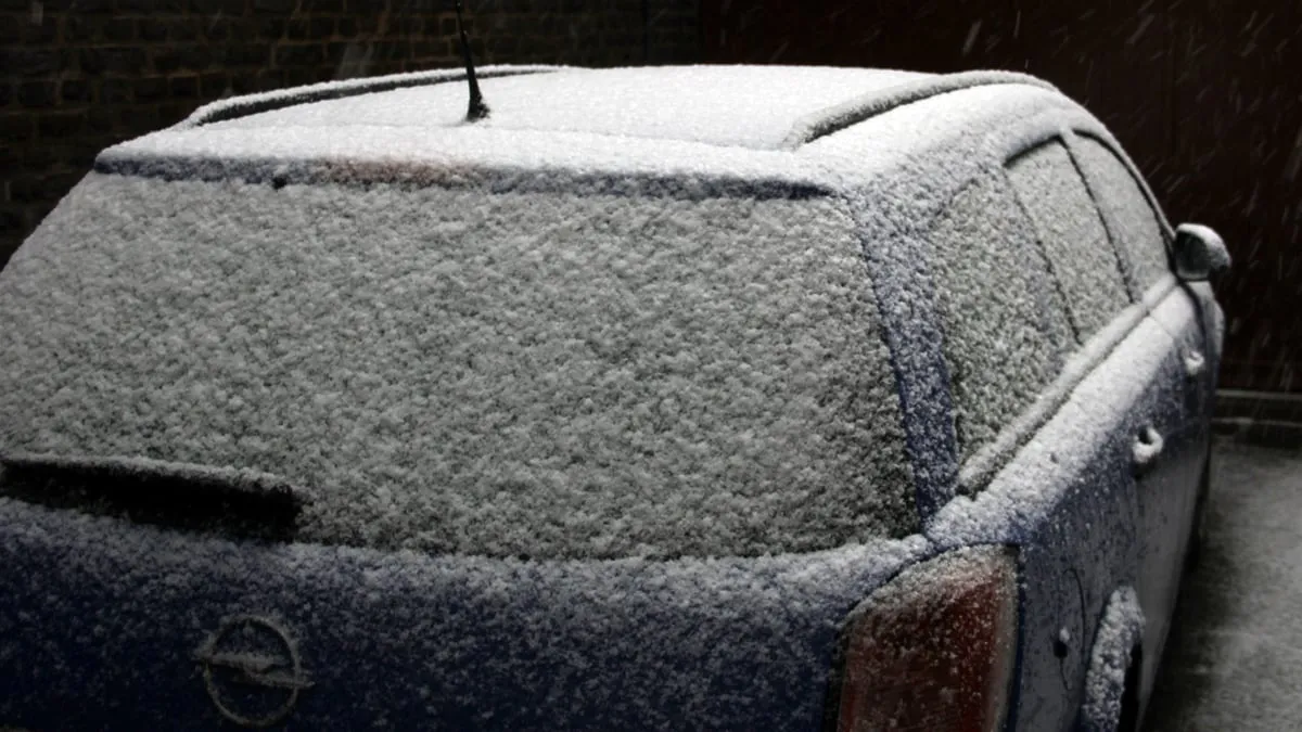 sneeuw op auto