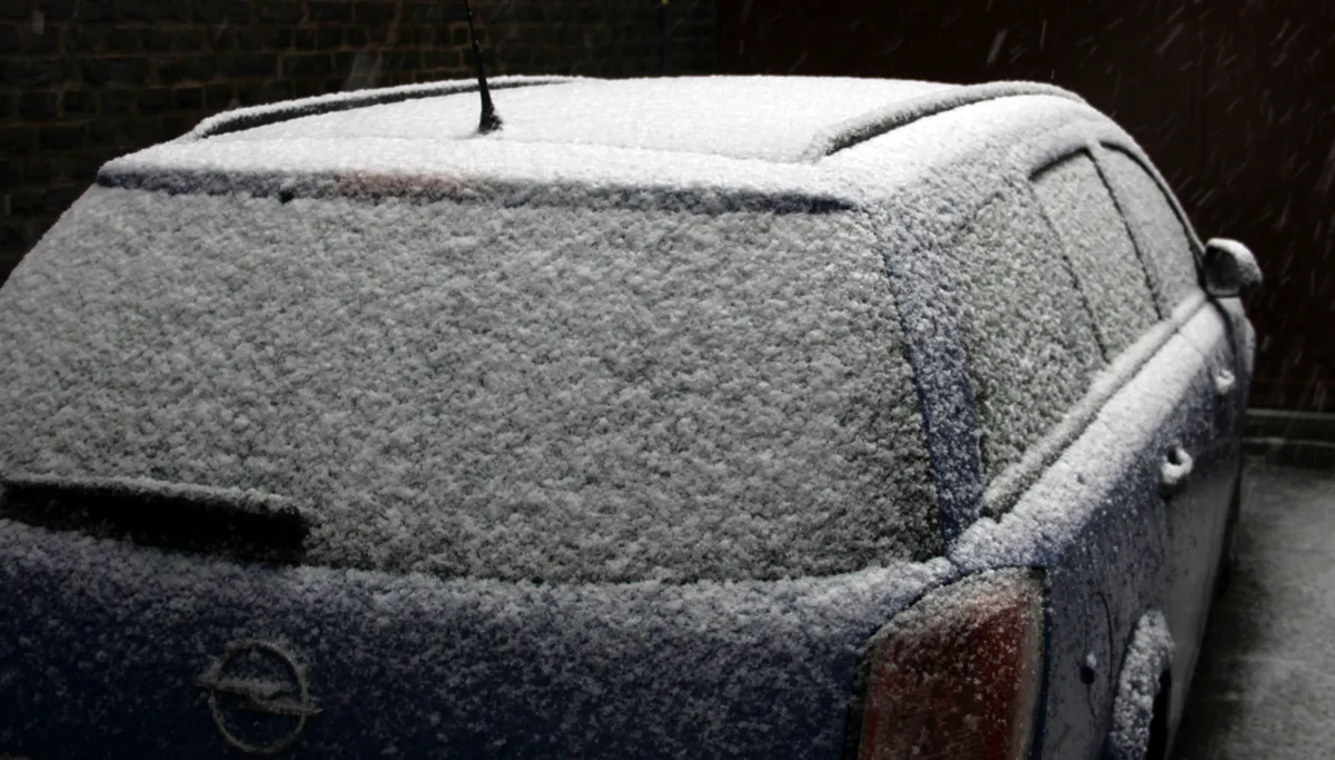 sneeuw op auto