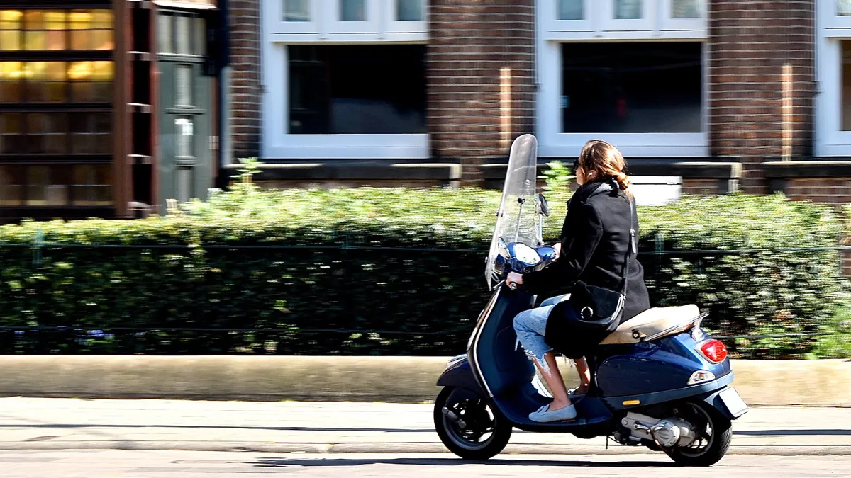 snorscooterrijdster in amsterdam