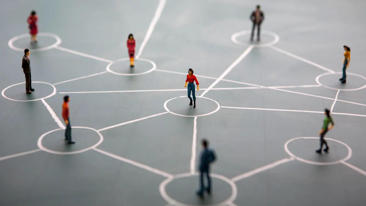 sociaal netwerkconcept verbonden miniatuurmensen op groen bord