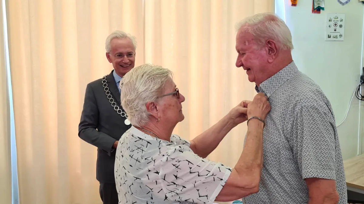 speld van verdienste voor de heer van dijke