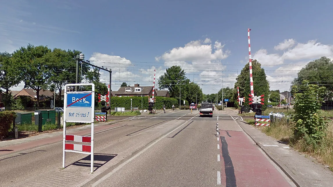 spoorwegovergang beek