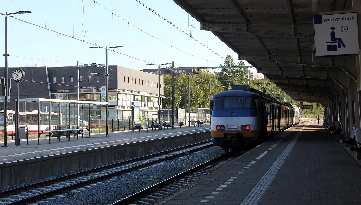 sprinter trein perron station sittard ns