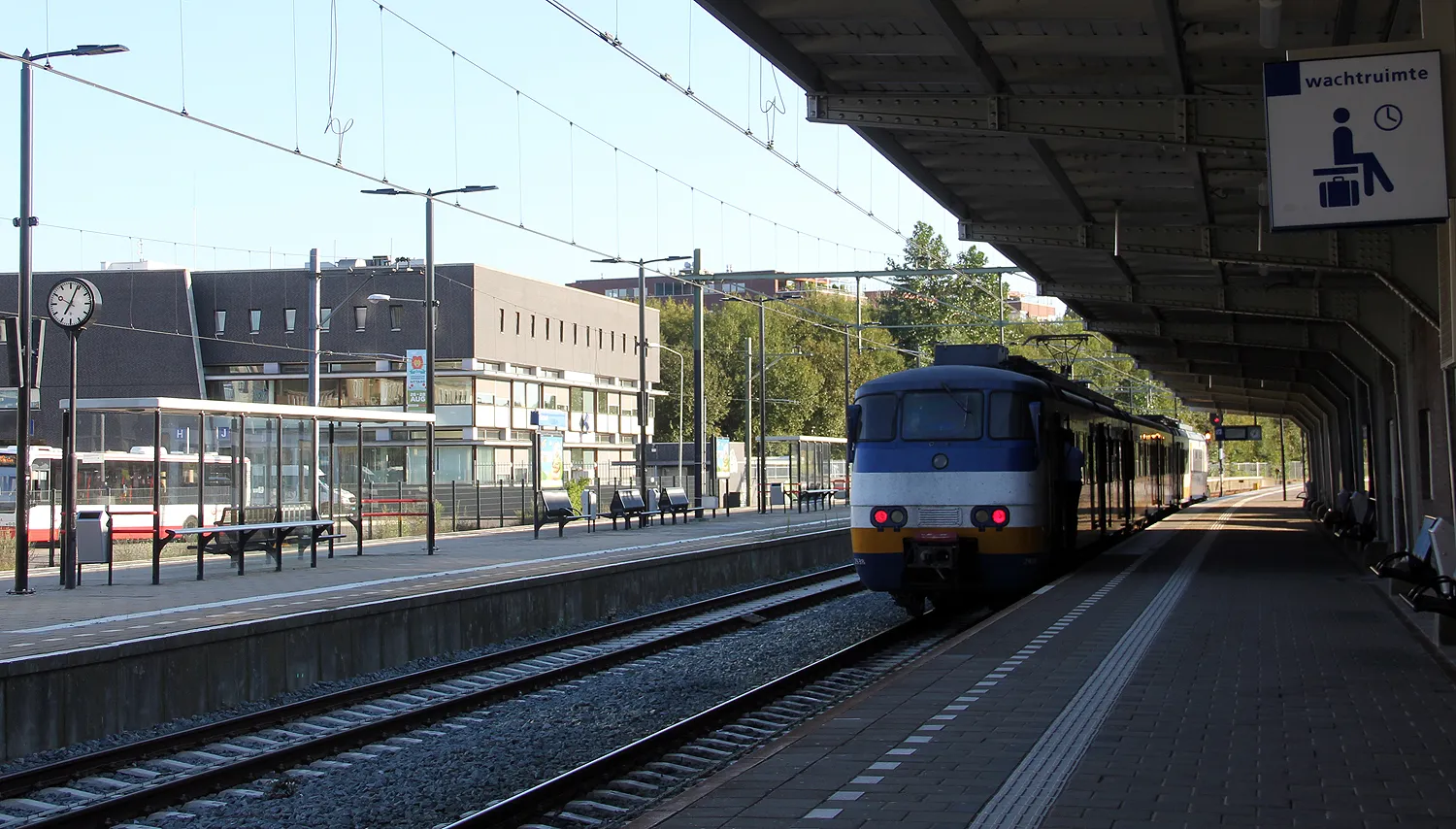 sprinter trein perron station sittard ns
