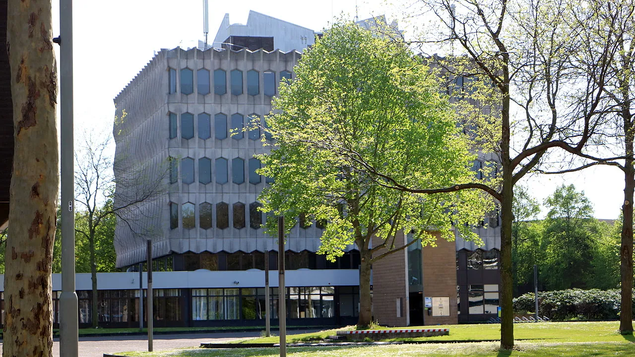 stadhuis in sittard gezien vanaf engelenkampstraat