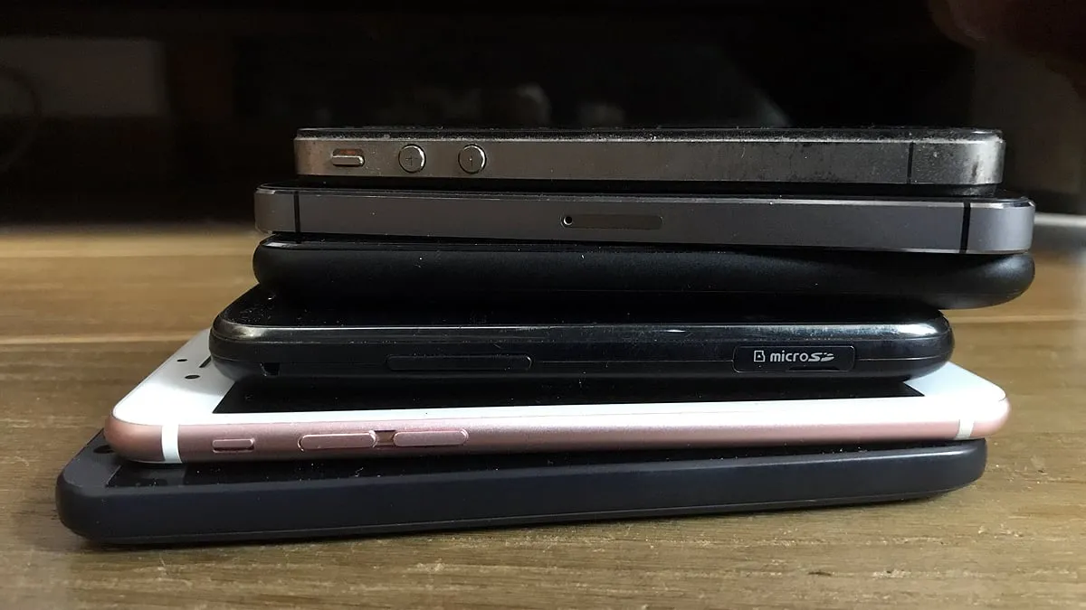 stapel mobiele telefoons