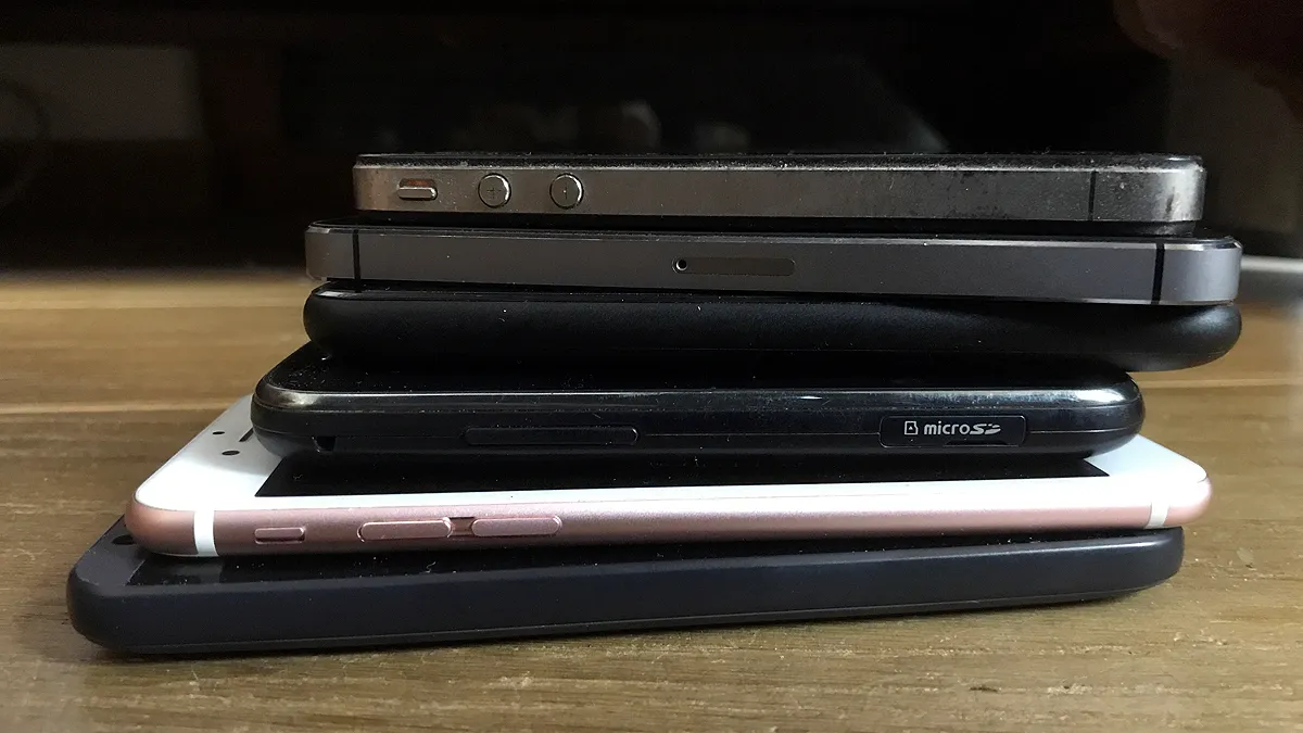 stapel mobiele telefoons