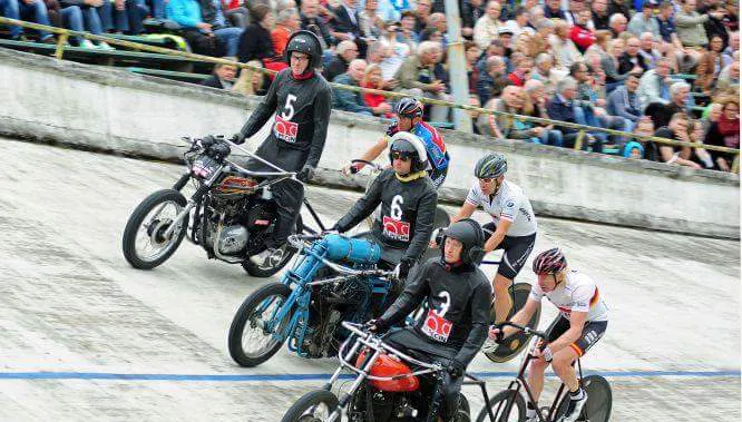 stayerwedstrijd achter zware motoren