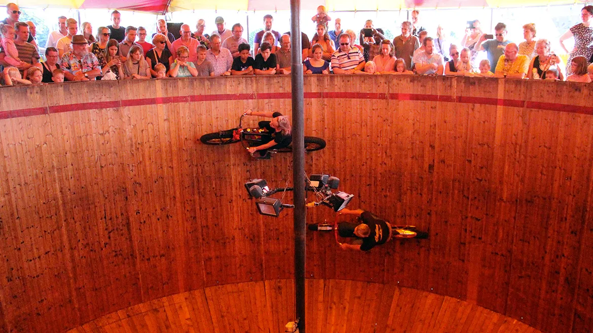 steile wand op sint rosa festival