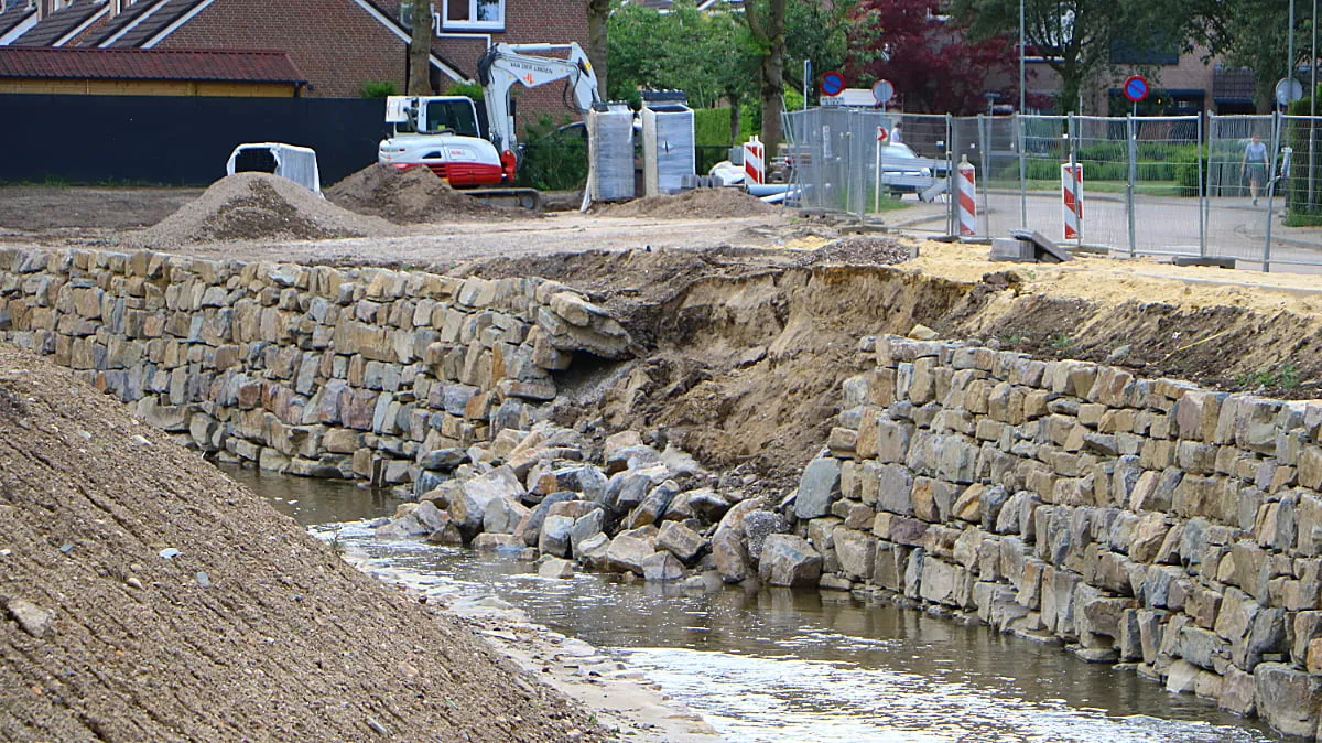 stenenwand beek ophoven ingestort