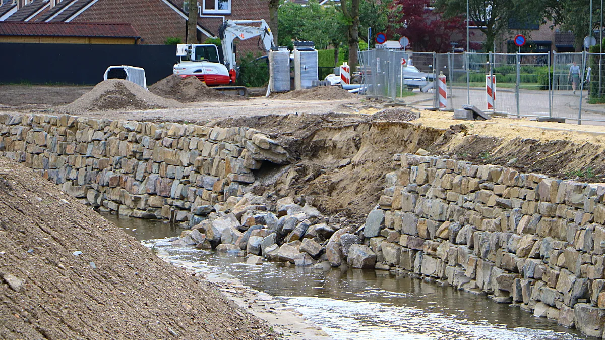 stenenwand beek ophoven ingestort