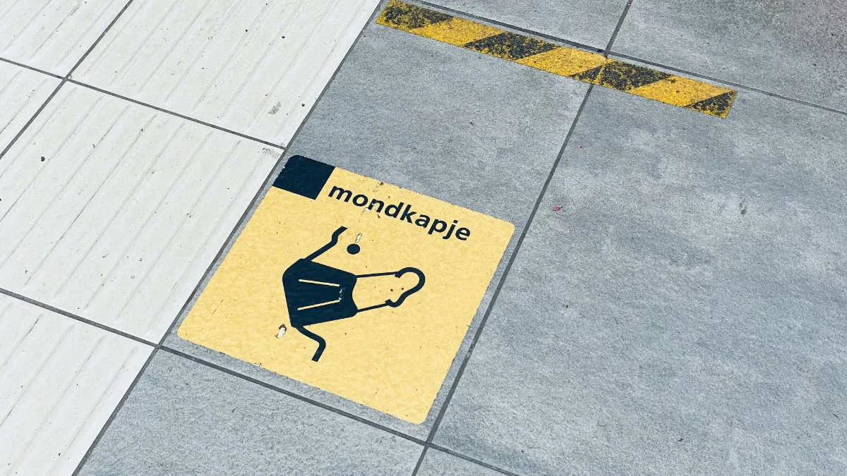 sticker mondkapje op ns stations