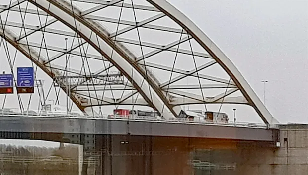storm vrachtwagen omgewaaid op brug
