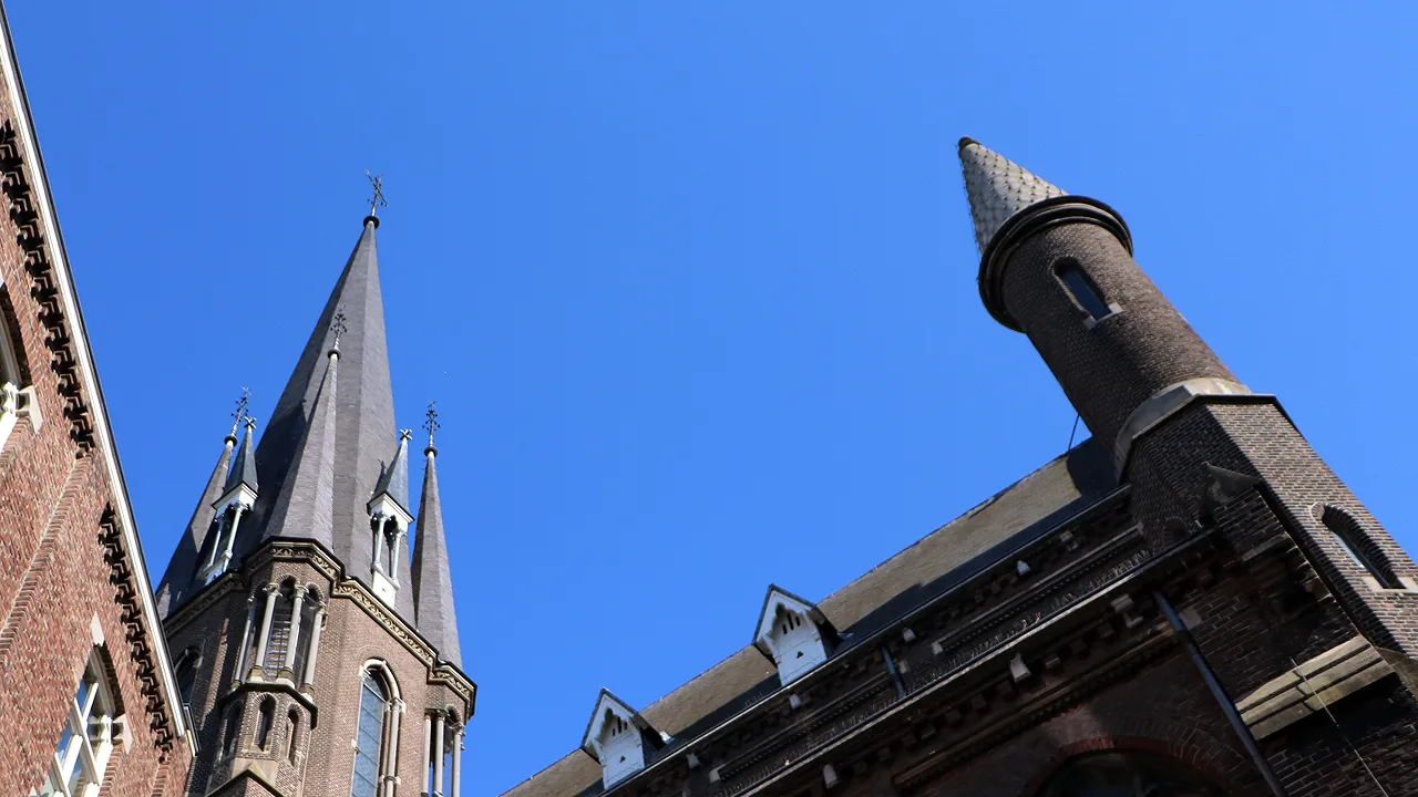 strakblauwe hemel boven de basiliek