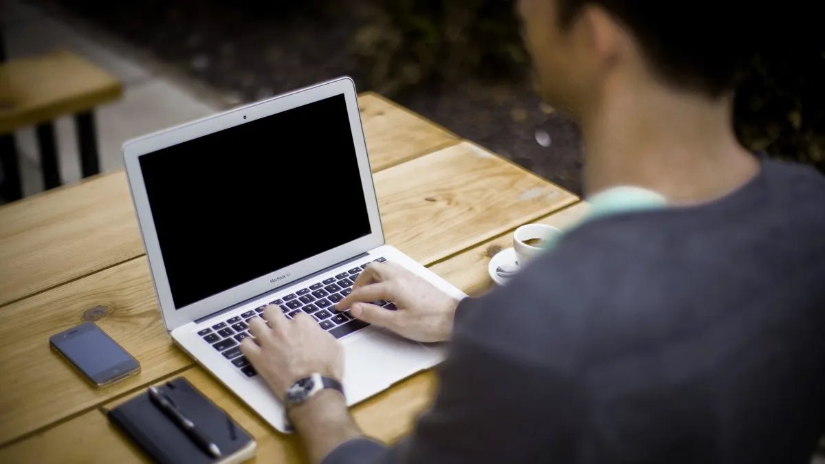 student werknemer apple laptop cc0 via pxhere