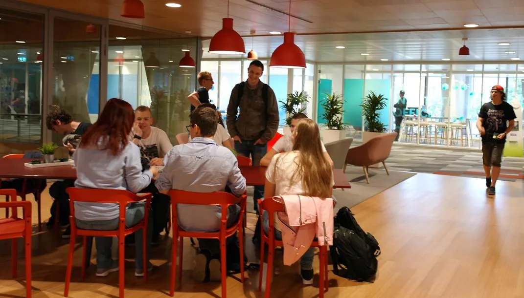 studenten ict van zuyd hogeschool op de brightlands smart services campus